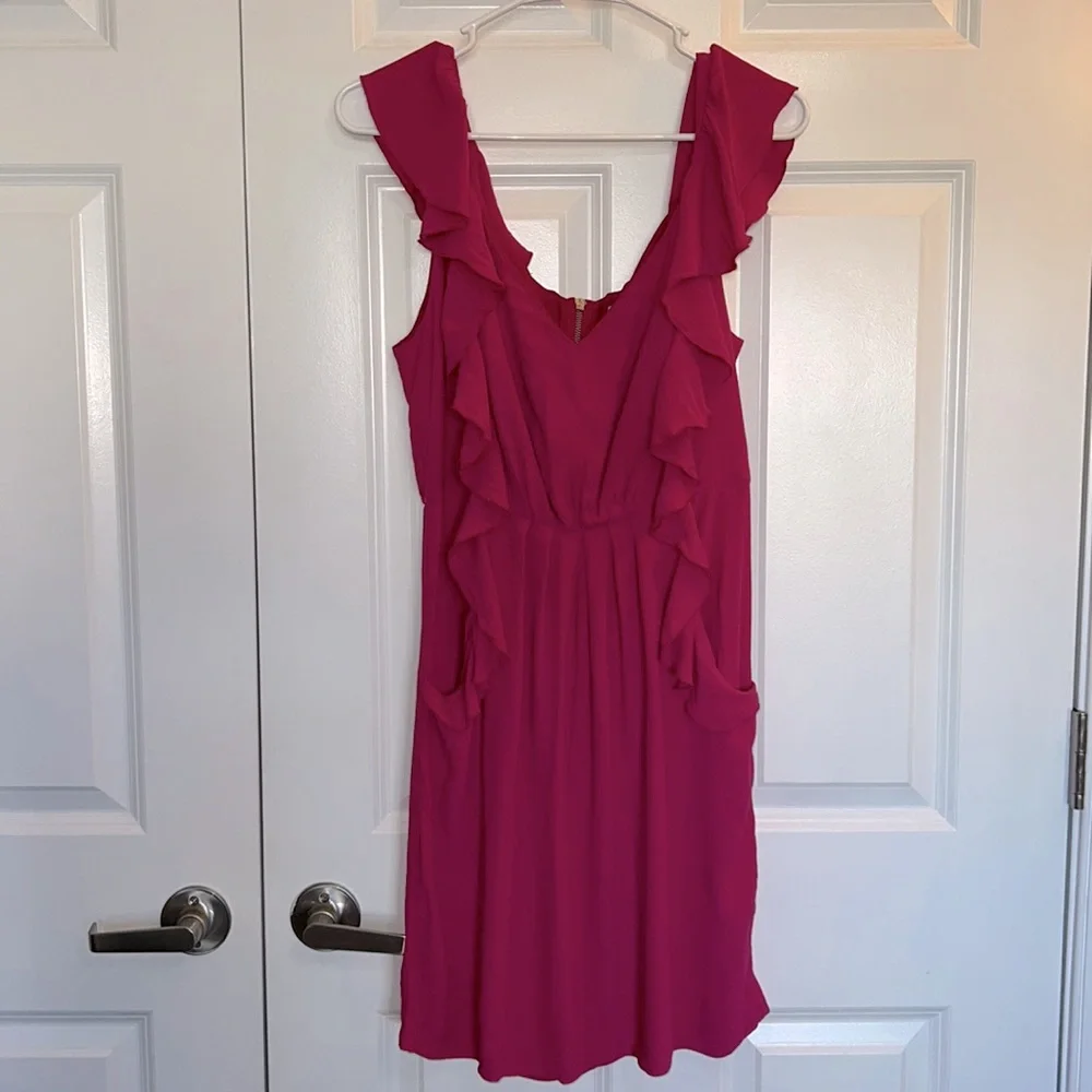 đź’•BEAUTIFUL Pink flowy Dress by HYPE size large - Picture 2 of 16